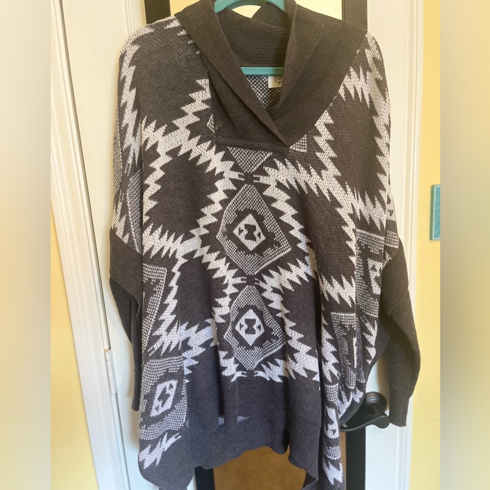RDStyle Poncho Style Sweater size L LIKE NEW